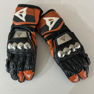 DAINESE Full Metal 7 Black Red Fluo – Deri Erkek Motosiklet Eldiveni (Dana Derisi)